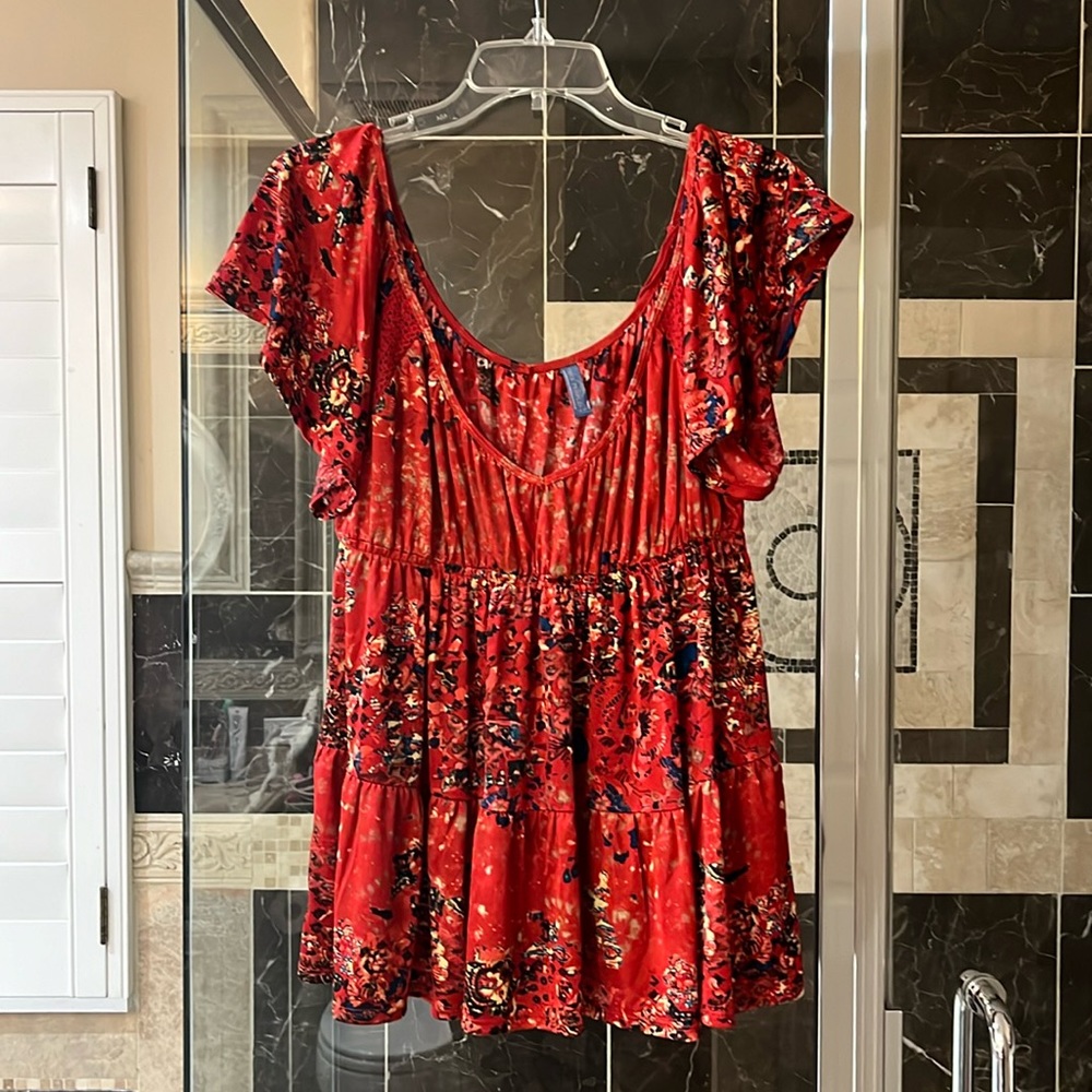 Free People red top, size small, like new condition.